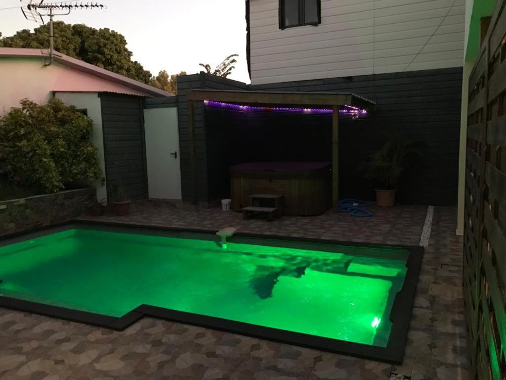 Le Flamboyant Avec Piscine Chauffee 30° Et Jacuzzi Apartment Saint-Andre Bagian luar foto
