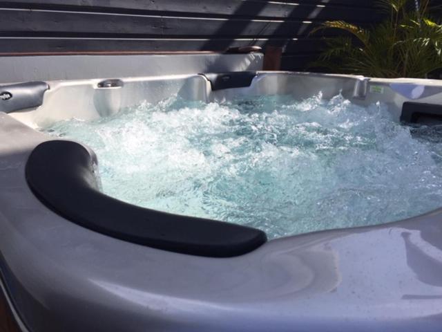 Le Flamboyant Avec Piscine Chauffee 30° Et Jacuzzi Apartment Saint-Andre Bagian luar foto